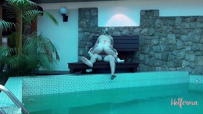Boss jistieden maid għall-pool, iżda ma setgħetx tirreżisti sħun